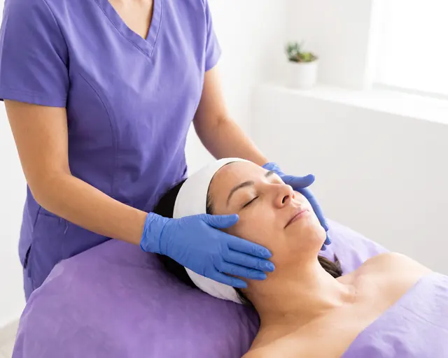 Cuidado facial en una cabina de tratamiento
