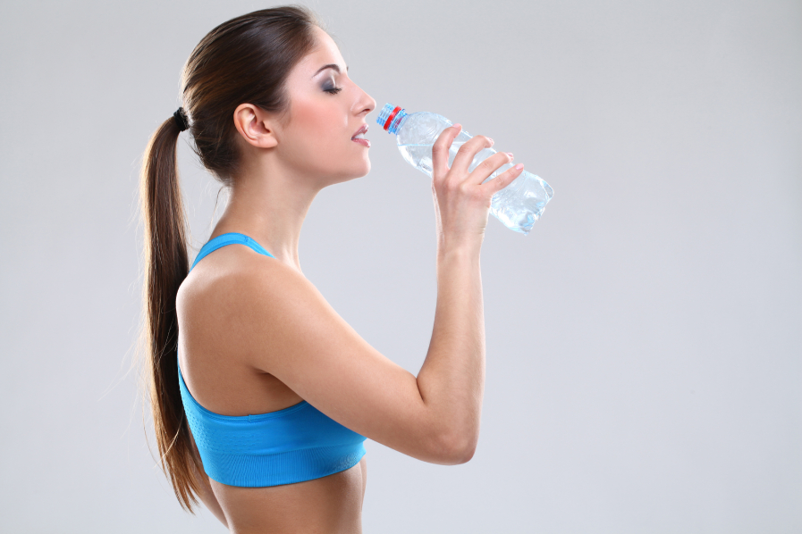 ¿Cuánta agua tengo que beber al día?